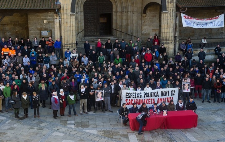 Agerraldi jendetsua egin dute Elorrioko plazan. (Luis JAUREGIALTZO/ARGAZKI PRESS)