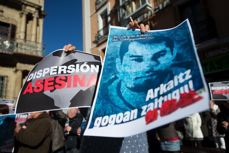 Carteles que han mostrado en la concentración de Iruñea. (Iñigo URIZ/ARGAZKI PRESS)