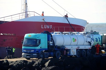 ‘Luno’tik kamioi batera ari dira ponpatzen erregaia. (Gaizka IROZ/AFP)