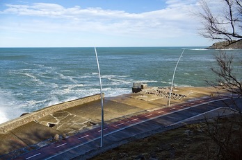 El devastado Paseo Nuevo de Donostia volverá a sufrir el embate de las olas. (Juna Carlos RUIZ / ARGAZKI PRESS)