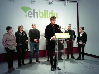 Representantes de EH Bildu durante la rueda de prensa. (via twitter aimar_etxe)