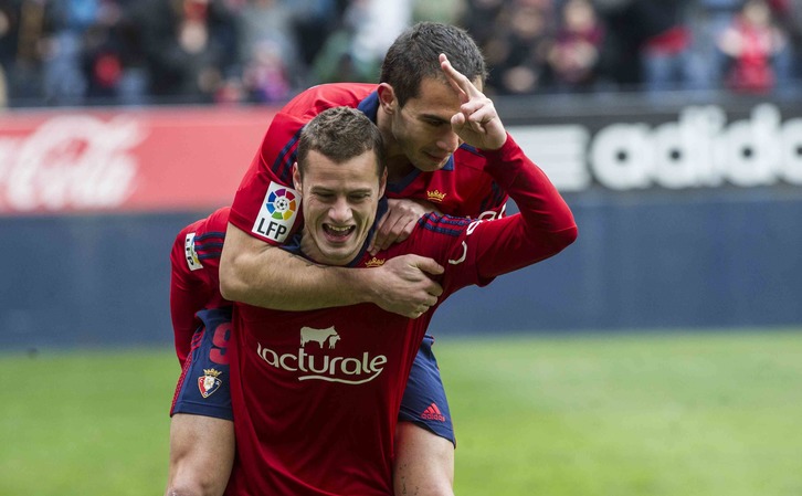 Oriol Riera lehen gola ospatzen. (Jagoba MANTEROLA / ARGAZKI PRESS)