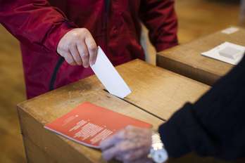 Una persona ejerce su derecho al voto en el referéndum. (Michael BUHOLZER / AFP)