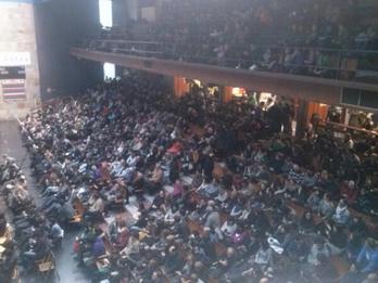 Bergarako frontoia jendez lepo. (via twitter @Bergara_libre)