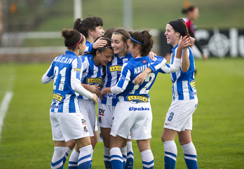 Txuri-urdinak gola ospatzen. (Juan Carlos RUIZ / ARGAZKI PRESS)