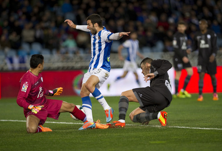 Agirretxeri penaltia egin diote, baina epaileak ez du adierazi. (Juan Carlos RUIZ / ARGAZKI PRESS) 