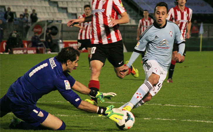 Iraizoz detiene un balón ante Orellana. (@rccelta_oficial)