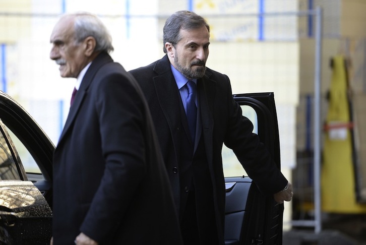Representantes de la oposición siria llegan al lugar de la reunión. (Philippe DESMAZES / AFP PHOTO) 