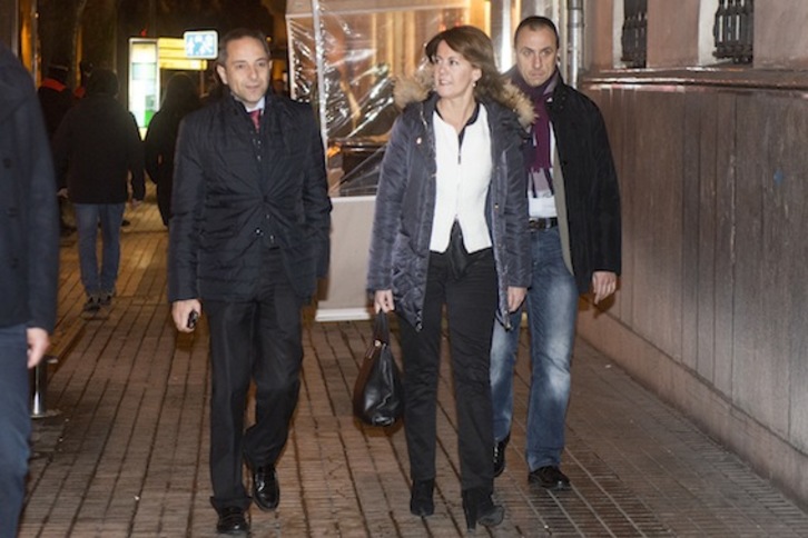 Yolanda Barcina, acompañada por Juan Luis Sánchez de Muniain, a su llegada a la reunión de la directiva de UPN. (Iñigo URIZ/ARGAZKI PRESS)