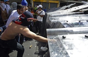 Manifestantes opositores se enfrentan a la Policía en Caracas. (Juan BARRETTO/AFP PHOTO)