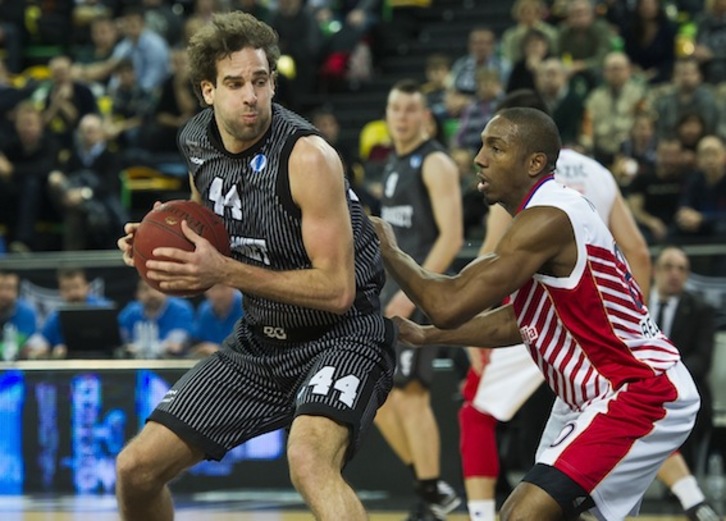 Grimau, en un lance del encuentro. (Luis JAUREGIALTZO/ARGAZKI PRESS)