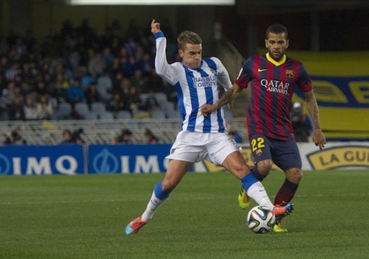 Griezmann disputa un balón con Daniel Alves. (Gorka RUBIO/ARGAZKI PRESS)