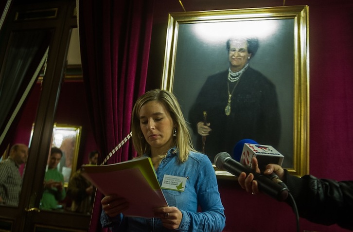 Aitziber Ibaibarriaga, ante el cuadro de la alcaldesa franquista Pilar Careaga. (Luis JAUREGIALTZO/ARGAZKI PRESS)