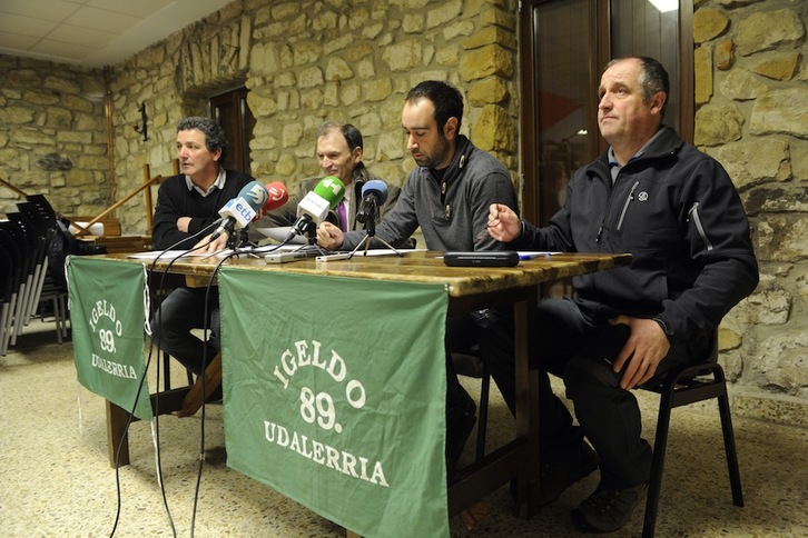 Itxas Aurreko eta Igeldoko Herri Kontseiluko kideak agerraldian, tartean –ezkerretik bigarrena– euren abokatua dutela. (Jon URBE7ARGAZKI PRESS)