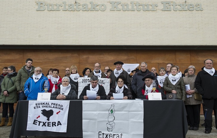 Etxerateko kideek Burlatako Kultur Etxearen aurrean egin dute agerraldia. (Jagoba MANTEROLA/ARGAZKI PRESS)