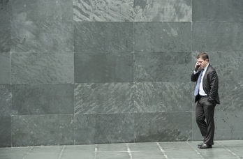 Roberto Jiménez habla por teléfono en el Parlamento. (Jagoba MANTEROLA/ARGAZKI PRESS)
