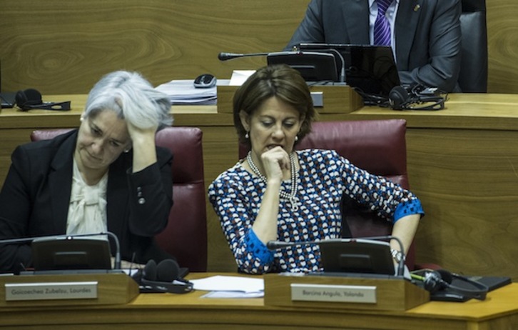 Yolanda Barcina y Lourdes Goicoechea, en el pleno de hoy. (Jagoba MANTEROLA/ARGAZKI PRESS)