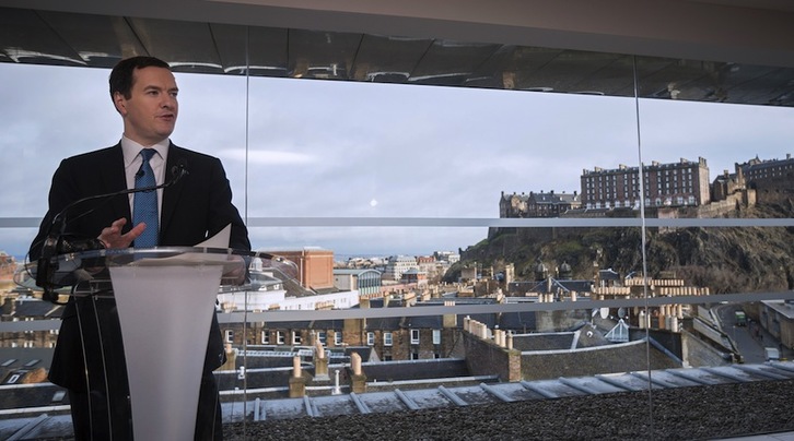 George Osborne se ha dirigido a los medios en Edimburgo. (James GLOSSOP/AFP)