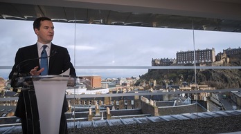 George Osborne se ha dirigido a los medios en Edimburgo. (James GLOSSOP/AFP) 
