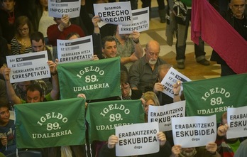 Vecinos de Igeldo en un pleno del Ayuntamiento de Donostia. (Andoni CANELLADA / ARGAZKI PRESS)
