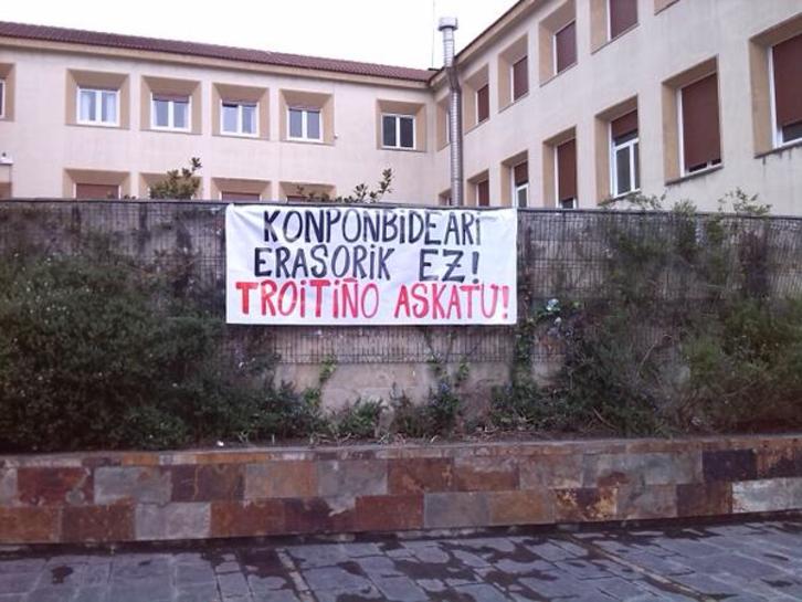 Pancarta exigiendo la liberación de Troitiño en Donostia. (@ErnaiDonostia)