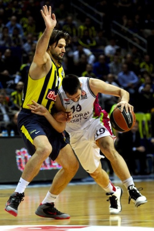 Un lance del encuentro entre turcos y gasteiztarras. (Ozan KOSE/AFP PHOTO)