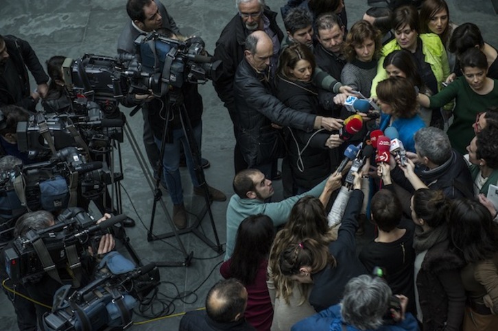 La presidenta Yolanda Barcina hace declaraciones ante los medios. (Jagoba MANTEROLA / ARGAZKI PRESS)
