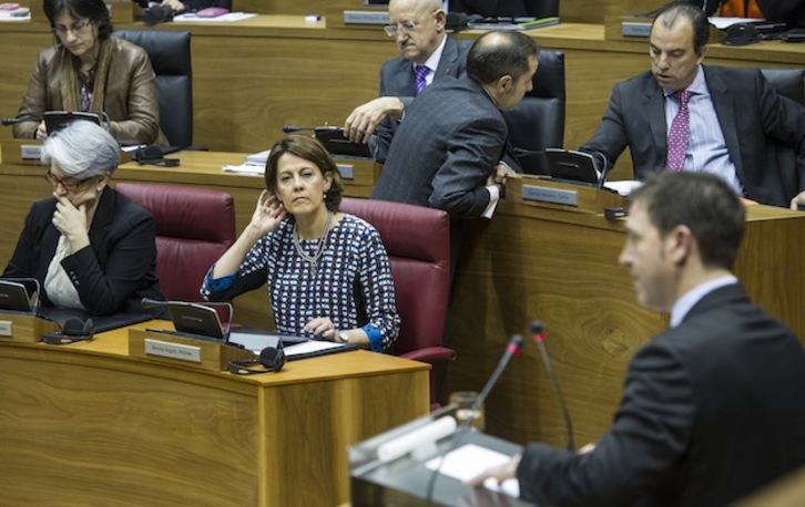 Jiménez interviene en el Parlamento ante la mirada de Barcina. (Jagoba MANTEROLA / ARGAZKI PRESS)