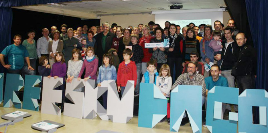 Deustuan aurkezpena. Hiriburuetan auzoz auzo ari dira aurkezten dinamika, Bilbon abiatu dira dagoeneko Deustuaz gain Indautxun eta Alde Zaharrean. (PREST ALDIZKARIA) Deustuan aurkezpena. Hiriburuetan auzoz auzo ari dira aurkezten dinamika, Bilbon abiatu dira dagoeneko Deustuaz gain Indautxun eta Alde Zaharrean. (PREST ALDIZKARIA)