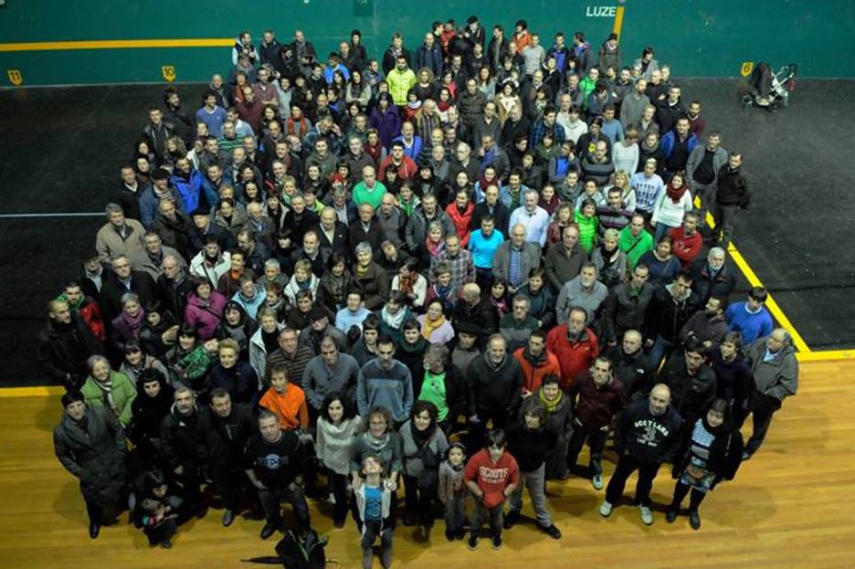 Oiartzunen 200 herritar inguru elkartu zituzten familia argazkirako. Oiartzunen 200 herritar inguru elkartu zituzten familia argazkirako.