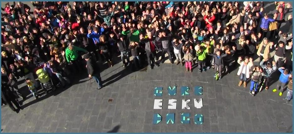 Zaldibiako argazki herritarra. Bideo ederra ere osatu dute: http://youtu.be/FORPyH43lMk Zaldibiako argazki herritarra. Bideo ederra ere osatu dute: http://youtu.be/FORPyH43lMk