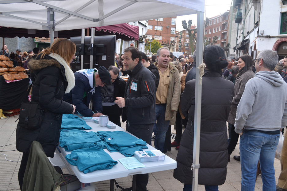 Izena emateko orriak, kamisetak, zapiak... Herriz herri dabil erabakitzeko eskubidearen aldeko ekimena. (Barakaldoko irudia) Izena emateko orriak, kamisetak, zapiak... Herriz herri dabil erabakitzeko eskubidearen aldeko ekimena. (Barakaldoko irudia)
