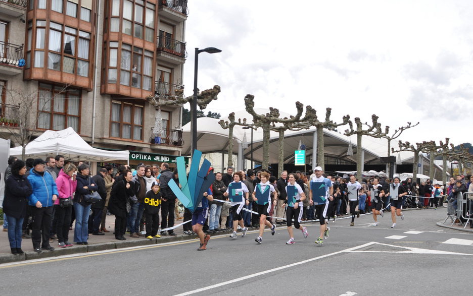 Beasaingo Sansilbestrean esku erraldoiarekin egin zuten korrika ekimeneko bultzatzaileek. Beasaingo Sansilbestrean esku erraldoiarekin egin zuten korrika ekimeneko bultzatzaileek.