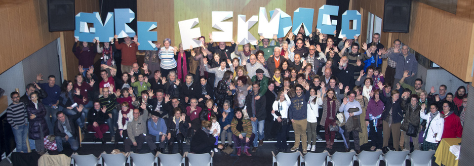 Gure Esku Dago hizkiak hartuta argazki herritarrak egiten ari dira hainbat lekutan, Bermeon bezala. Gure Esku Dago hizkiak hartuta argazki herritarrak egiten ari dira hainbat lekutan, Bermeon bezala.