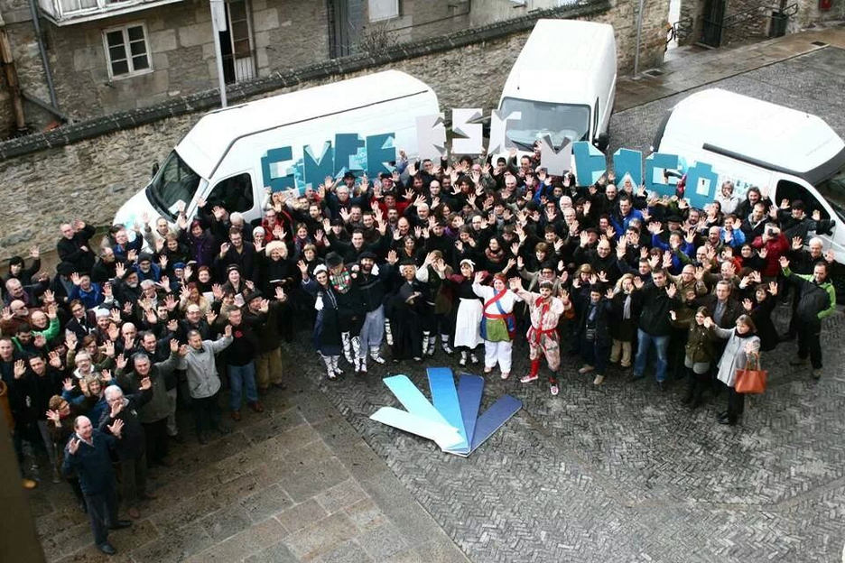 Hiru furgoneta eta ‘eskutik eskura’ leloari helduta dabiltza ekimena zabaltzen (irudian Gasteizko aurkezpena) Hiru furgoneta eta ‘eskutik eskura’ leloari helduta dabiltza ekimena zabaltzen (irudian Gasteizko aurkezpena)