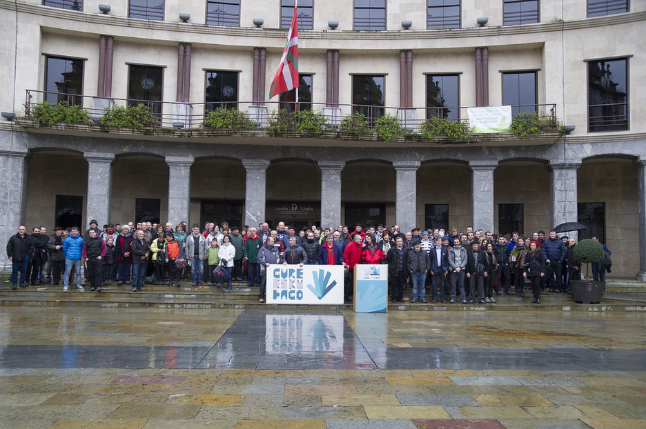 Laudioko plazan erabakiaren alde diren herritarren familia argazkia. Laudioko plazan erabakiaren alde diren herritarren familia argazkia.