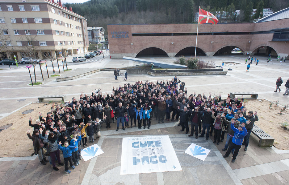 Eskuak gora! Legazpiko aurkezpenean. Eskuak gora! Legazpiko aurkezpenean.