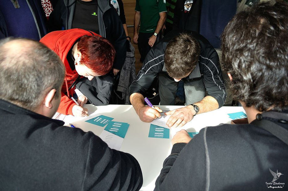 50.000 pertsona behar dira Durango eta Iruñea lotzeko... eta kabitzen ez badira? (Lesakan izena ematen jendea) 50.000 pertsona behar dira Durango eta Iruñea lotzeko... eta kabitzen ez badira? (Lesakan izena ematen jendea)