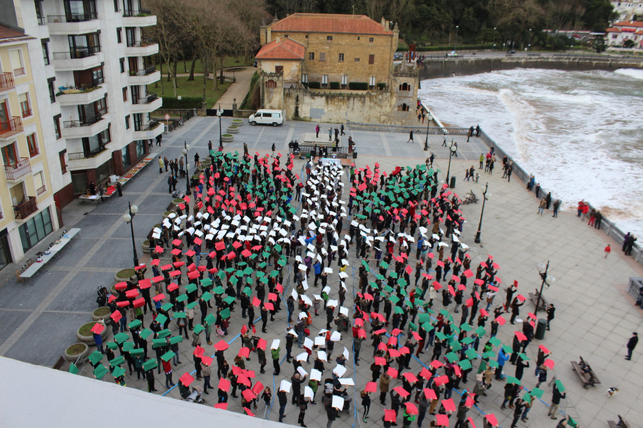 Zarautzen ikurrina erraldoia osatu zuten erabakitzeko herri honek duen eskubidearen alde. Zarautzen ikurrina erraldoia osatu zuten erabakitzeko herri honek duen eskubidearen alde.