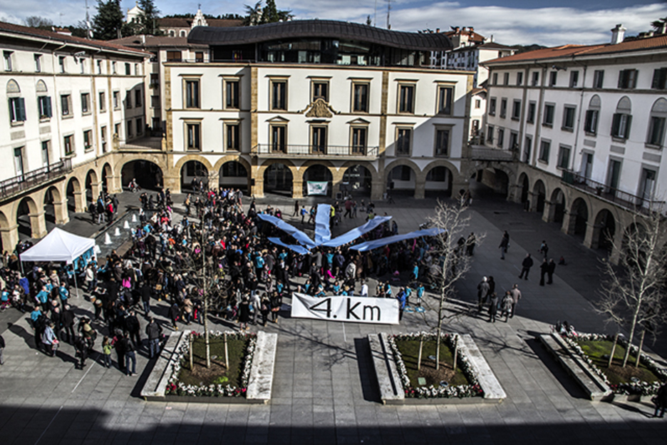 Zornotzan esku erraldoia egin zuten erabakiaren alde. Zornotzan esku erraldoia egin zuten erabakiaren alde.