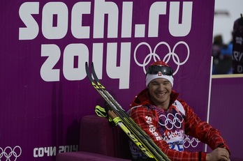 El suizo Dario Cologna sonríe tras firmar el mejor tiempo. (Pierre-Philippe MARCOU / AFP PHOTO) 