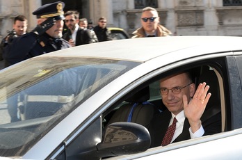 Enrico Letta saluda a su llegada al palacio de Quirinale para presentar su dimisión a Giorgio Napolitano. (Andreas SOLARO/ARGAZKI PRESS) 