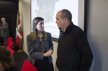 Ana Oregi y Martin Garitano, durante la reunión celebrada en Gasteiz. (IREKIA)