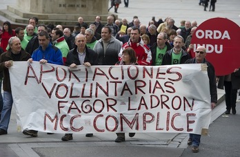 Manifestación de trabajadores de Edesa y Grumal, hoy en Gasteiz. (Raul BOGAJO/ARGAZKI PRESS)