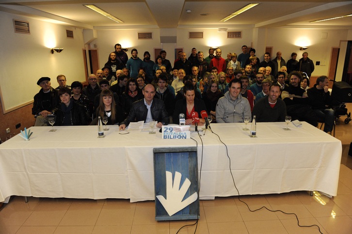 La dinámica Gure Esku Dago ha realizado una comparecencia multitudinaria en  DOnostia. (Gorka Rubio / ARGAZKI PRESS)