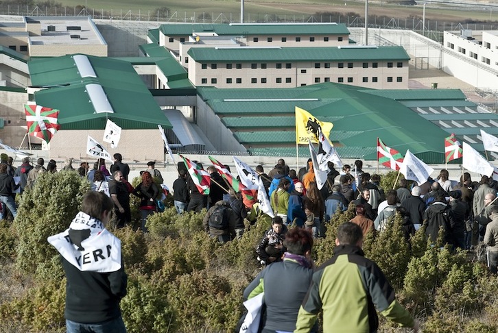 La prisión de Zaballa en una marcha organizada por los derechos de los presos en diciembre de 2011. (Jon HERNAEZ / ARGAZKI PRESS)