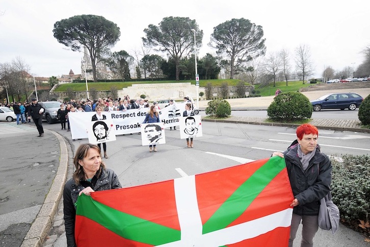 Angel Figeroa, Xabier Lopez Peña eta Arkaitz Bellonen argazkiak izan dira manifestazioaren buruan. (Julen PASCUAL)