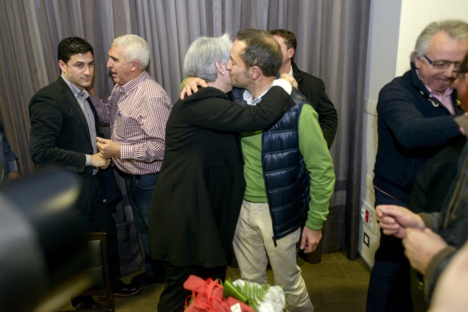 Juan Luis Sanchez de Muniain Lourdes Goicoecheari bere babesa agertzen. Juan Luis Sanchez de Muniain Lourdes Goicoecheari bere babesa agertzen.