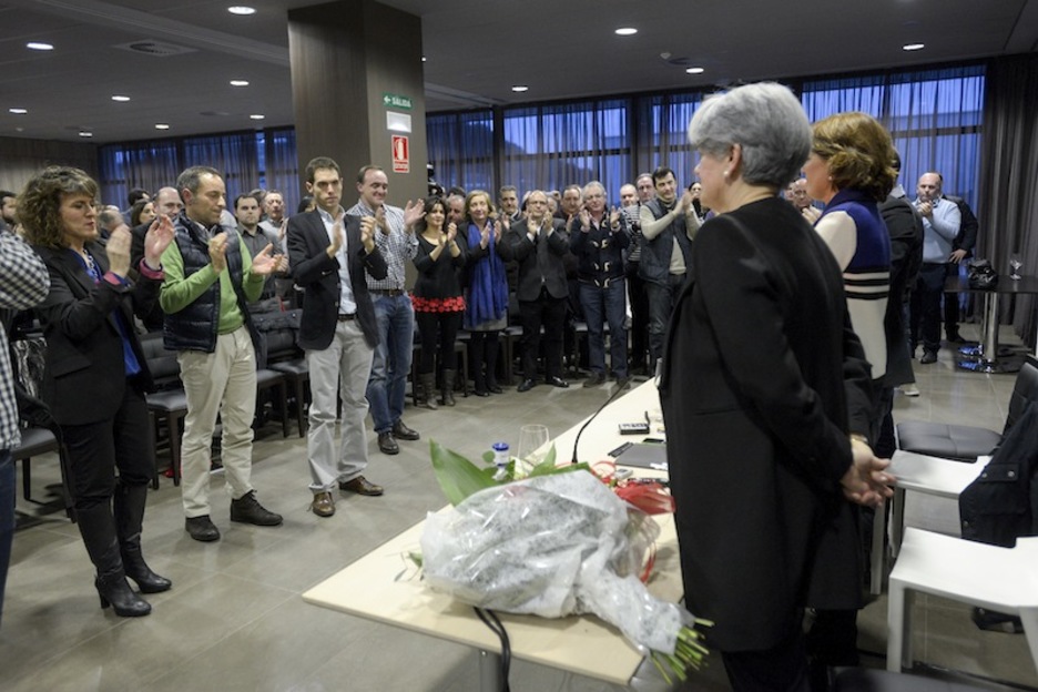 UPNko kargudunak zutik Barcinari eta Goicoecheari txaloka. UPNko kargudunak zutik Barcinari eta Goicoecheari txaloka.