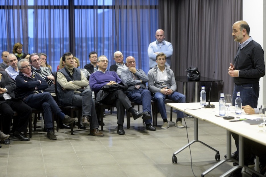 Alberto Catalanek hartu du lehenbizi hitza batzarraren nondik norakoak azaltzeko. Alberto Catalanek hartu du lehenbizi hitza batzarraren nondik norakoak azaltzeko.